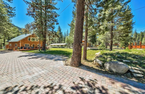 Christmas Valley Chalet De Esquí | Chalet en el río 3 Bd, jacuzzi para familias y perros Caminata amigable, bicicleta, juego, área tranquila