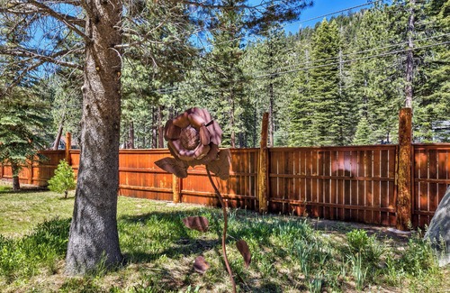Christmas Valley Chalet De Esquí | Chalet en el río 3 Bd, jacuzzi para familias y perros Caminata amigable, bicicleta, juego, área tranquila