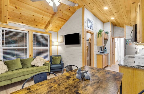 Greenville Cabina | Hot Tub! Riverfront Cabin 6 min to GVL - Sleeps 4