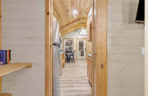 Greenville Cabina | Hot Tub! Riverfront Cabin 6 min to GVL - Sleeps 4