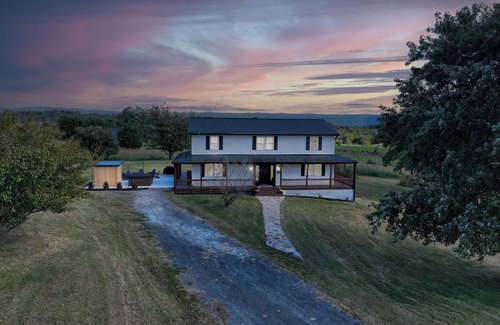 Toms Brook Otro | hot tub, sauna, firepit, gym, EVcharger, game room, theatre,baby accommodations