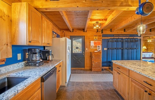 Elkton Casa | Hot Tub, Scenic Views, Pet Friendly!