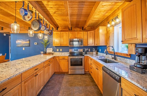 Elkton Casa | Hot Tub, Scenic Views, Pet Friendly!