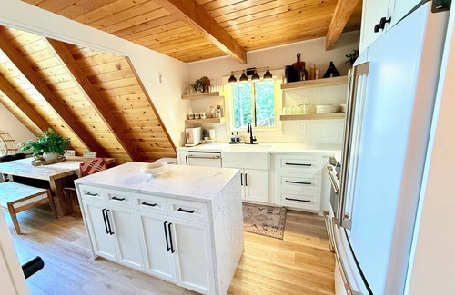 Lake Arrowhead Cabina | Hot Tub, Secluded A-Frame, Fire place