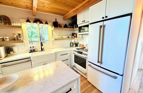 Lake Arrowhead Cabina | Hot Tub, Secluded A-Frame, Fire place