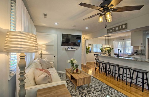 Nellysford Cabaña | Hot Tub! Short walk to Three Notch'd - Charming Mid-Century Modern Cottage!