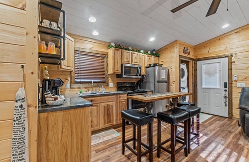 Whittier Cabina | Hot Tub! Sleeps 5! Dog friendly w/View. Near Polar Express, WCU, Casino