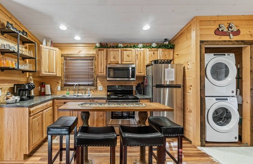 Whittier Cabina | Hot Tub! Sleeps 5! Dog friendly w/View. Near Polar Express, WCU, Casino