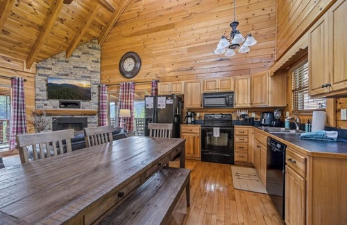 Sevierville Cabina | Hot Tub, Stunning Views, Indoor/Outdoor Pools, Game Loft & Mini Golf
