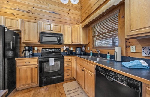 Sevierville Cabina | Hot Tub, Stunning Views, Indoor/Outdoor Pools, Game Loft & Mini Golf