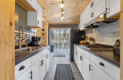 New Market Cabina | 🔥hot tub, view, 🐕 friendly modern cabin