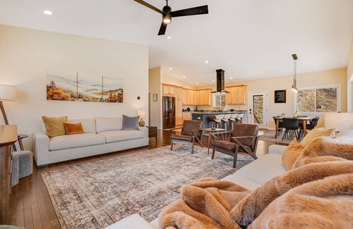 Leicester Casa | Hot Tub, Views + Chef’s Kitchen | Pet-Friendly Retreat + Biltmore Pass