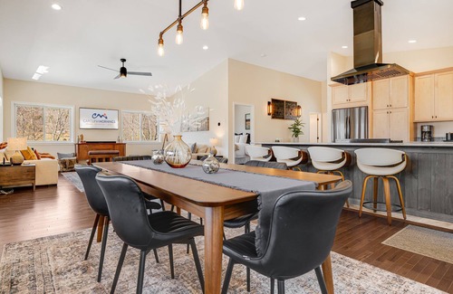Leicester Casa | Hot Tub, Views + Chef’s Kitchen | Pet-Friendly Retreat + Biltmore Pass