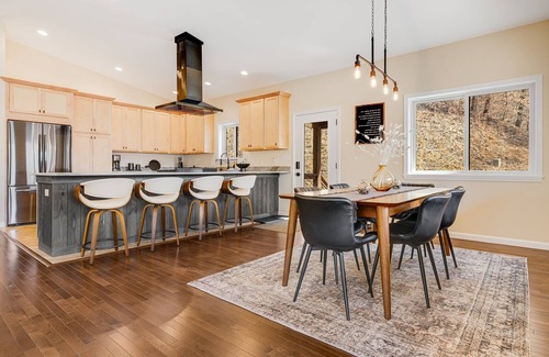 Leicester Casa | Hot Tub, Views + Chef’s Kitchen | Pet-Friendly Retreat + Biltmore Pass