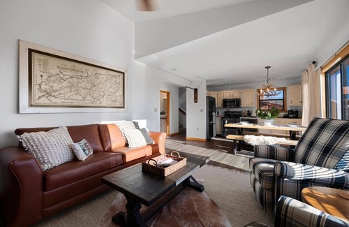 Chalet Village Chalet De Esquí | Hot Tub w/ Gorgeous Views - King Bed - EV Charger