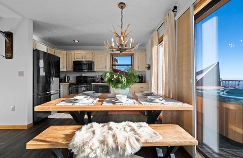 Chalet Village Chalet De Esquí | Hot Tub w/ Gorgeous Views - King Bed - EV Charger
