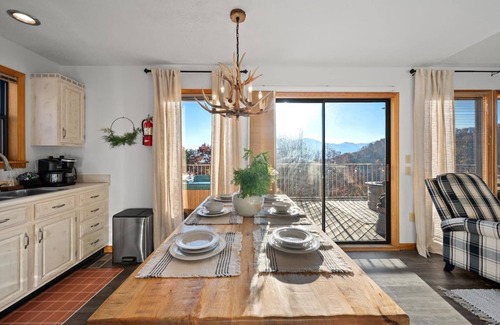 Chalet Village Chalet De Esquí | Hot Tub w/ Gorgeous Views - King Bed - EV Charger