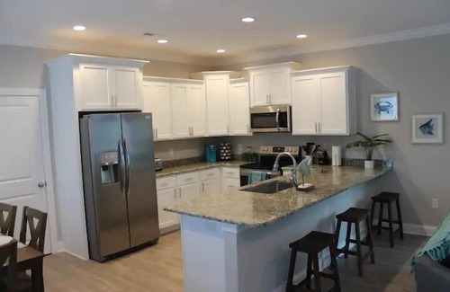 Myrtle Beach Casa | Hot Tub with Beach House One Block To the Beach