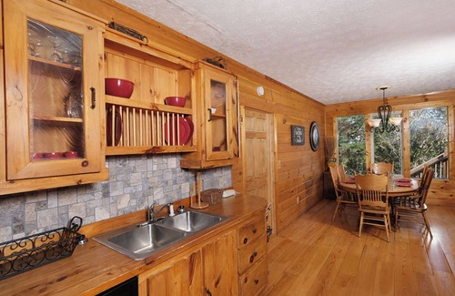 Gatlinburg - Pigeon Forge Cabina | Hot Tub with Mountain Views, Game Room & Fireplace - An Unforgettable Cabin