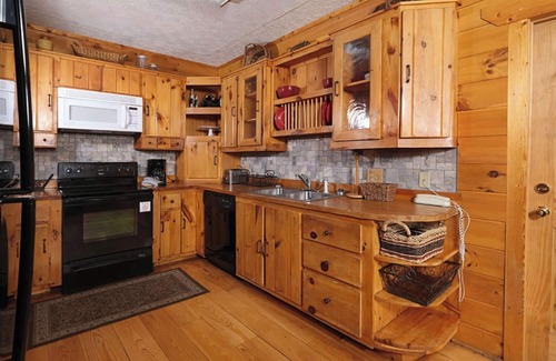 Gatlinburg - Pigeon Forge Cabina | Hot Tub with Mountain Views, Game Room & Fireplace - An Unforgettable Cabin