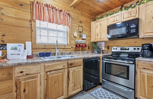 Townsend Cabina | Bear's Den - Semi aislada, bañera de hidromasaje, chimenea de leña, acogedora, ROMÁNTICA