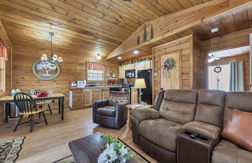 Townsend Cabina | Bear's Den - Semi aislada, bañera de hidromasaje, chimenea de leña, acogedora, ROMÁNTICA