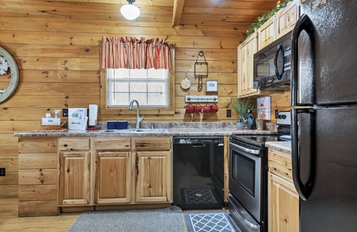 Townsend Cabina | Bear's Den - Semi aislada, bañera de hidromasaje, chimenea de leña, acogedora, ROMÁNTICA