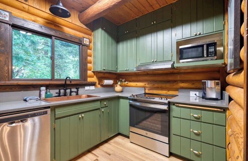 Welches Cabina | Hot Tubs Retro Airstreams Log Cabin Compound