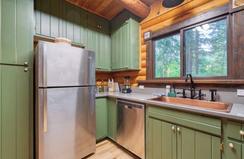 Welches Cabina | Hot Tubs Retro Airstreams Log Cabin Compound