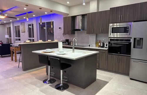 Santa Ana Casa | VACATION TIME >Hot Water, Wi Fi ,A/C, Excellent Location