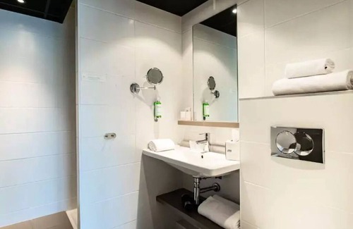 9th Arrondissement Apartamento | Hotel Adonis Lyon Dock West - Superior Double Room