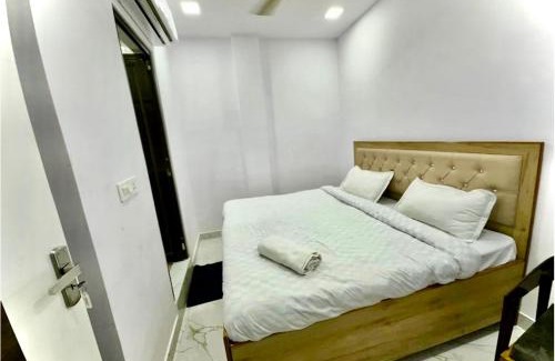 New Delhi Casa | Hotel Cosy Rooms, Near US Embassy Chanakyapuri, New Delhi - Budget Friendly