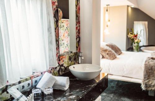 Santillana del Mar Hotel | Hotel Cuevas - Adults Only