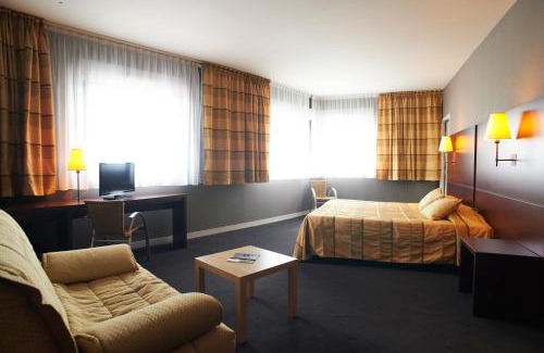 Trelaze Hotel | Hotel De Loire et Restaurant Les Bateliers
