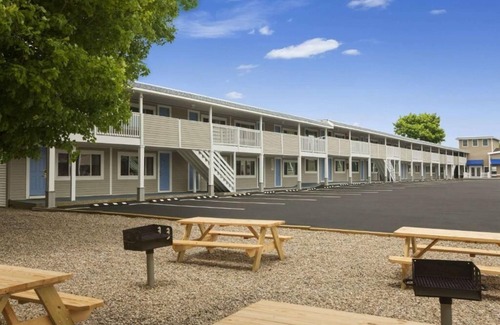 West Yarmouth Casa | Hotel Deluxe 2 Queen Size beds in the HEART of Cape, 2 Min from Hyannis MS