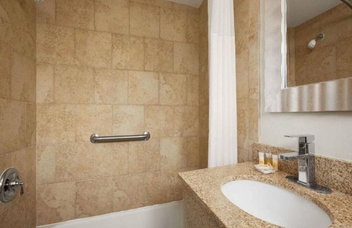 West Yarmouth Casa | Hotel Deluxe 2 Queen Size beds in the HEART of Cape, 2 Min from Hyannis MS