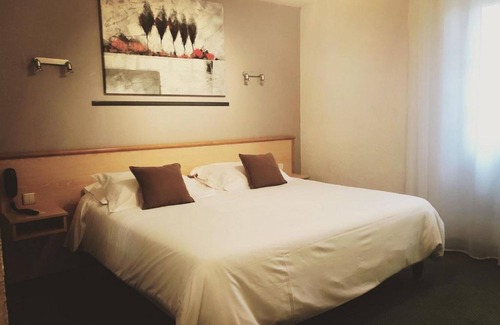 Greoux-les-Bains Hotel | Hotel des Colonnes