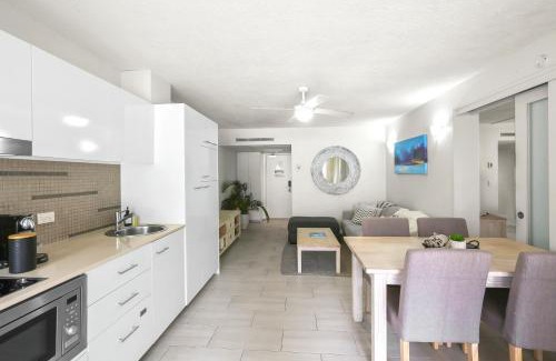 Palm Cove Casa | Hotel Drift 4202