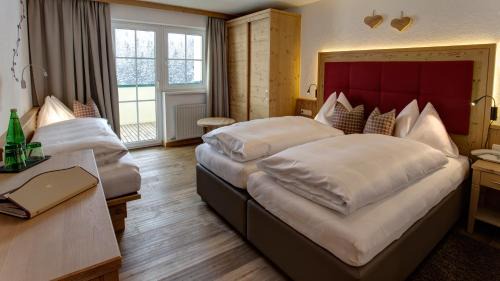 Sankt Anton am Arlberg Hotel | Hotel Garni - Restaurant Kaminstube