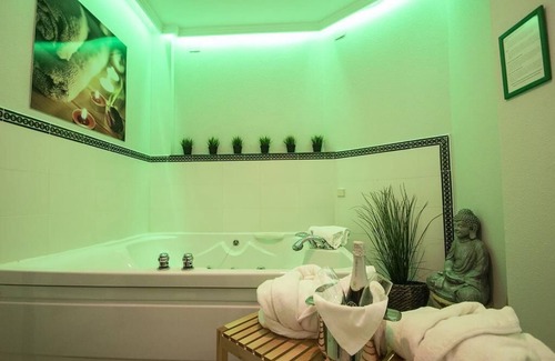 Mairena del Aljarafe Hotel | Garden Relax Suite .