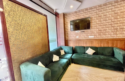 Sigra Hotel | Hotel Janaki - near Ghats & Temples
