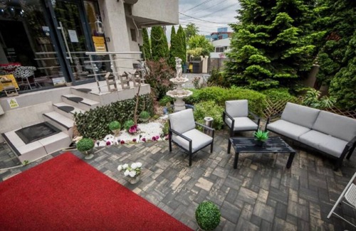 Galati Apartamento | Hotel Jolie Apartments - One-Bedroom Queen Suite with Sofa Bed