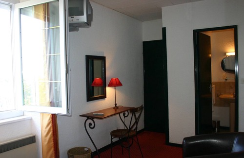Pradelles Hotel | HOTEL ** RESTAURANTE LE PONANT