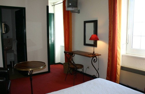 Pradelles Hotel | HOTEL ** RESTAURANTE LE PONANT