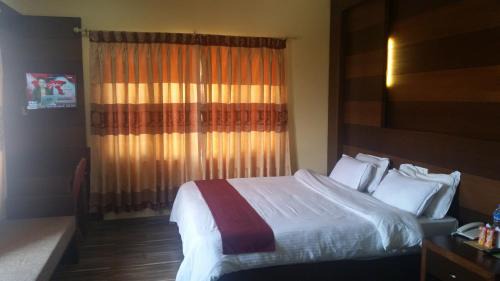 Pokhara Hotel | Hotel Middle Path & Spa