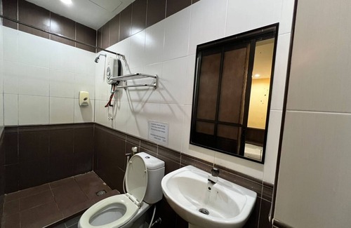 Kampung Kuala Parit Hotel | OYO 91040 Hotel Ezi Inn