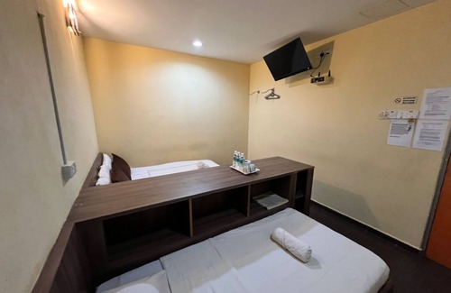 Kampung Kuala Parit Hotel | OYO 91040 Hotel Ezi Inn