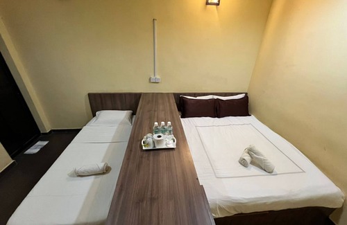 Kampung Kuala Parit Hotel | OYO 91040 Hotel Ezi Inn
