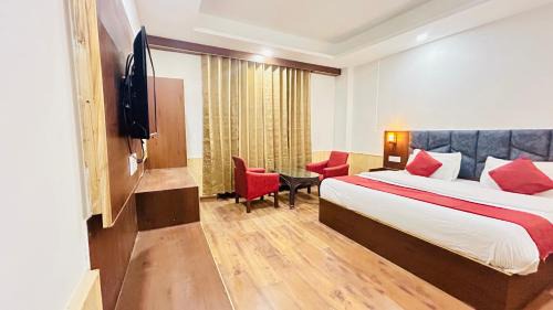 Old Manali Hotel | Hotel Ocean & Hotel Meadows Mountain View ! A Family Hotel ! Near To Mall Road