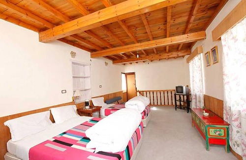 Mustang Hotel | Hotel Om's Home